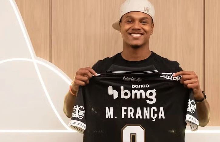 Matheus França desembarca no Rio para assinar com o Vasco e promete dedicação total à torcida cruz-maltina