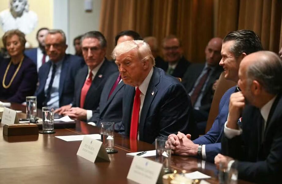 Reunião do gabinete do presidente Donald Trump, onde foram anunciadas as novas diretrizes para os departamentos de Comércio e Defesa dos EUA.