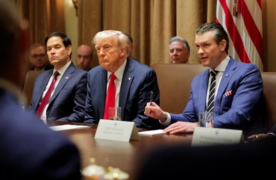 Donald Trump durante reunião de gabinete em que anunciou demissão de diretora do Fed e comentou sobre China e economia.