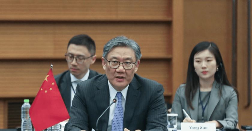 Ministro chinês Wang Wentao durante reunião em Pequim para reforçar laços econômicos.