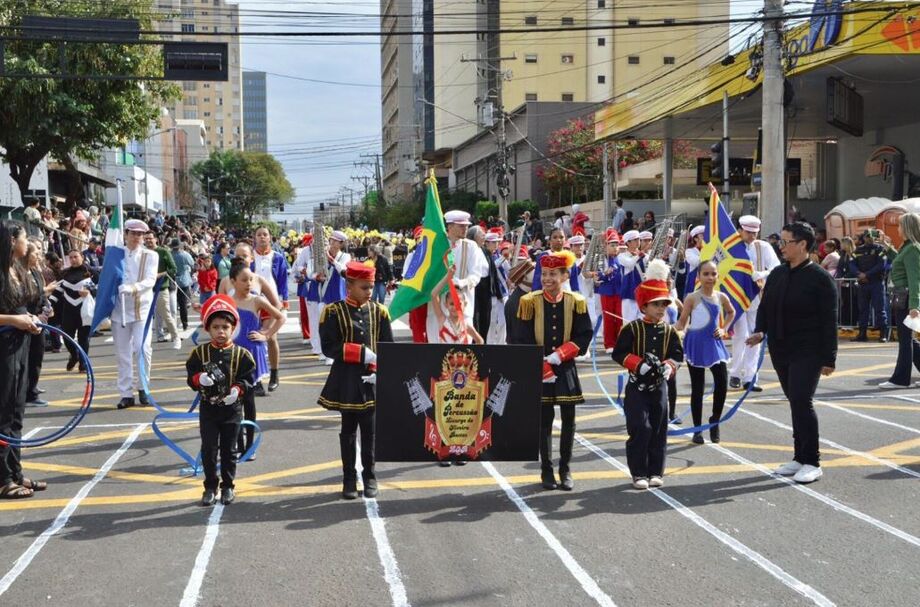 Multidão acompanha desfile cívico dos 126 anos de Campo Grande na Rua 13 de Maio, com recorde de participação e clima de festa.