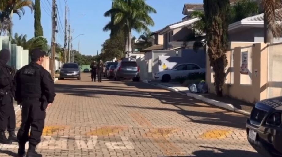 Ex-presidente Jair Bolsonaro está em prisão domiciliar em Brasília e será monitorado integralmente pela Polícia Federal.