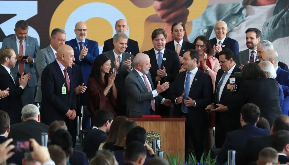 O presidente Lula assinou o decreto que marca a implementação da TV 3.0, tecnologia que promete transformar a TV brasileira.