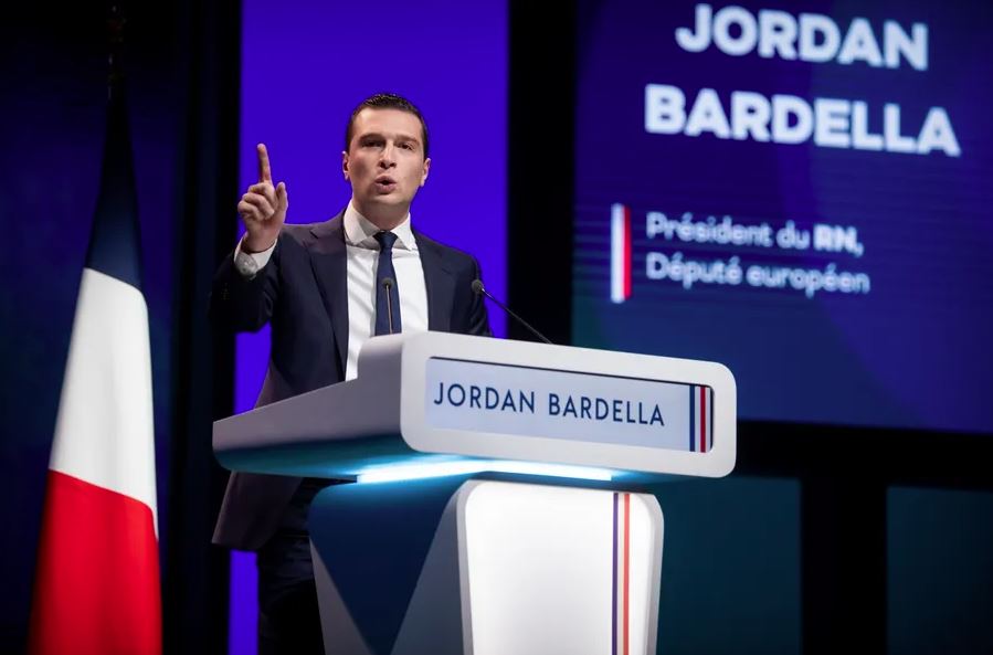 Jordan Bardella, líder do Reagrupamento Nacional, pede novas eleições e critica gestão fiscal do governo Macron.