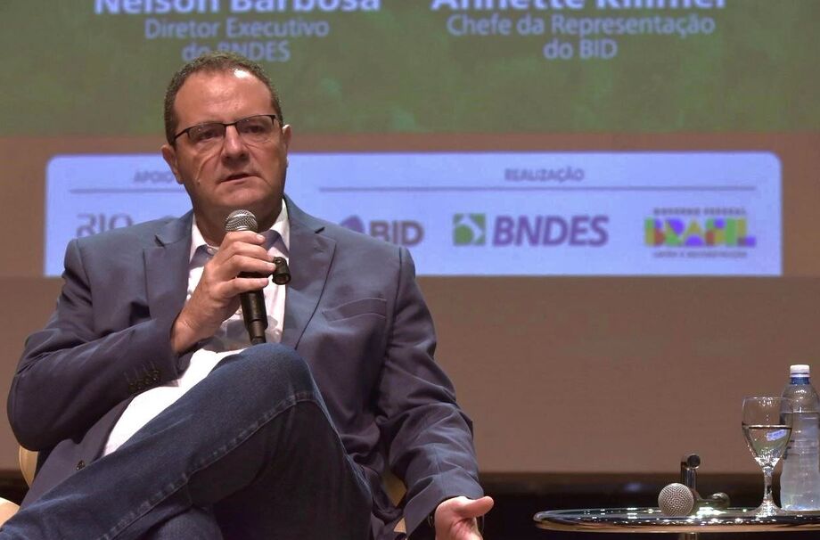Nelson Barbosa detalha investimentos do BNDES em cidades sustentáveis, incluindo mobilidade urbana e eficiência energética.