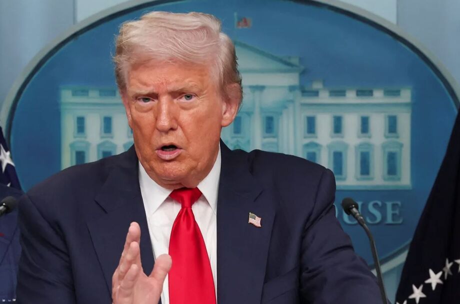 Presidente Donald Trump vê aprovação crescer com medidas de combate ao crime, embora enfrentando críticas em outras áreas.