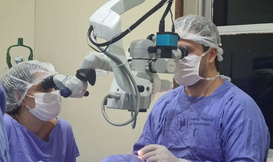 A córnea é uma camada fina e transparente que cobre a parte frontal do olho. O transplante é necessário quando a visão é comprometida e outros tratamentos não funcionam.