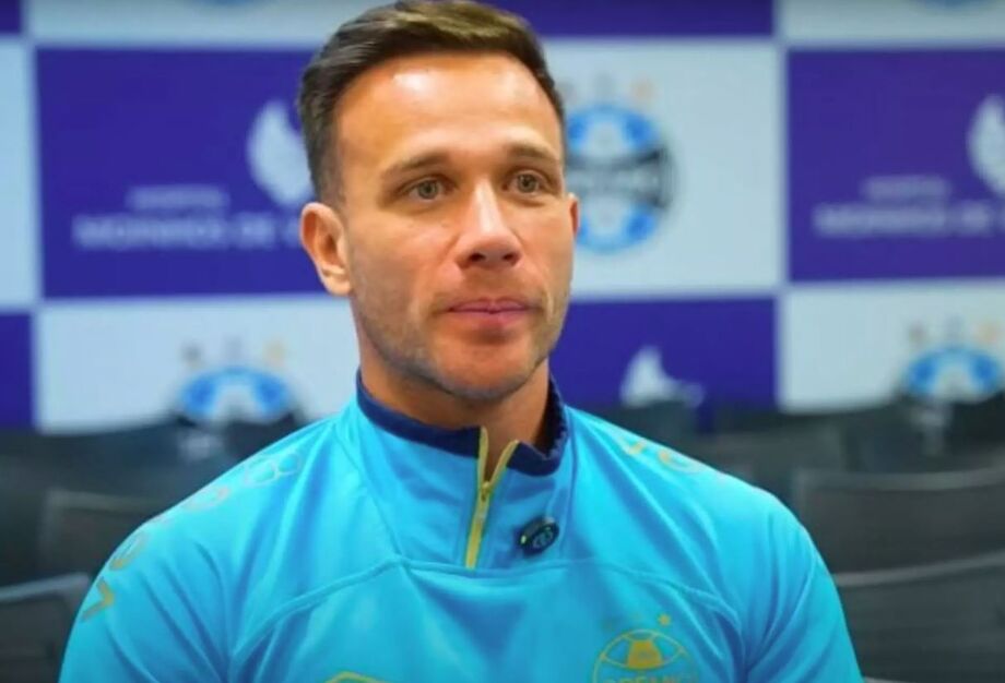 Arthur é recebido com carinho pela torcida do Grêmio ao retornar ao clube para ajudar na recuperação da equipe