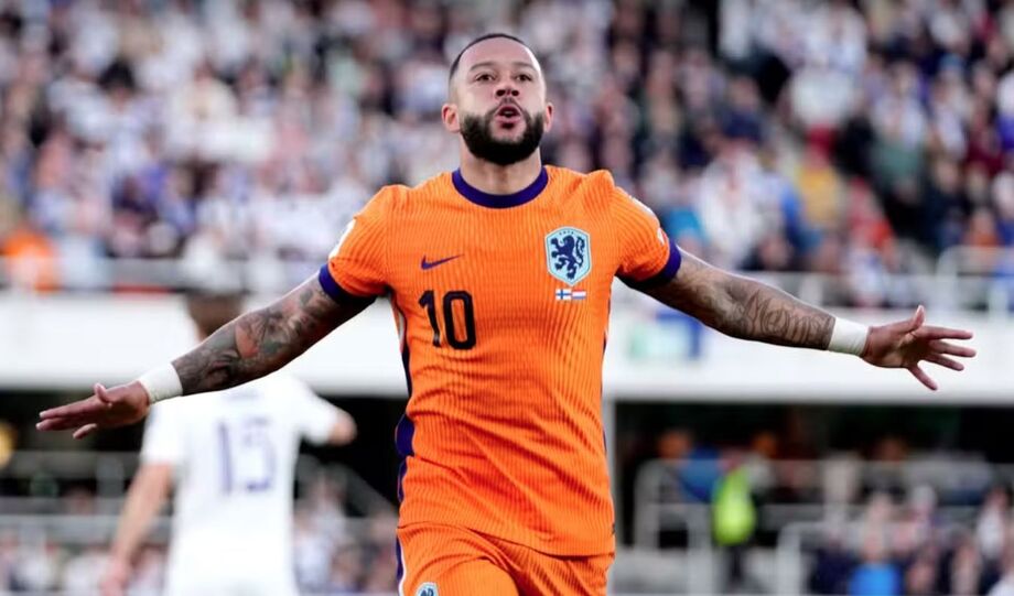 Dorival Júnior prepara jogadores do Corinthians, incluindo Memphis Depay, durante a pausa da Data Fifa, para os desafios da Copa do Brasil.