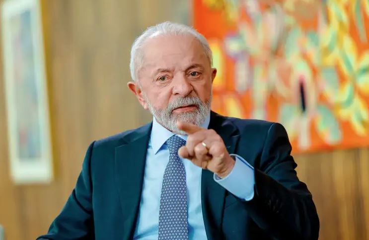 Lula comenta sobre a posição de Tarcísio de Freitas nas pesquisas e reafirma sua candidatura competitiva por São Paulo.