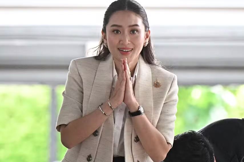 Paetongtarn Shinawatra perde o cargo de primeira-ministra da Tailândia após decisão do Tribunal Constitucional sobre ligação com Hun Sen.