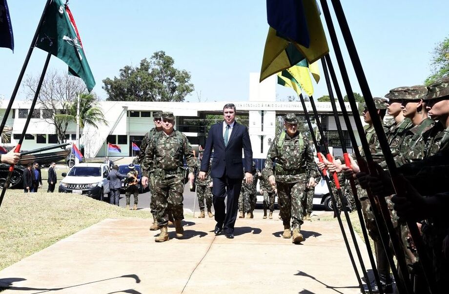 Eduardo Riedel participou da troca de comando do CMO e reforçou parceria com o Exército em ações no MS