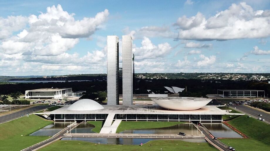 Sete novos deputados federais assumem mandatos após decisão do STF, com destaque para a bancada do Amapá e aliados de Davi Alcolumbre.