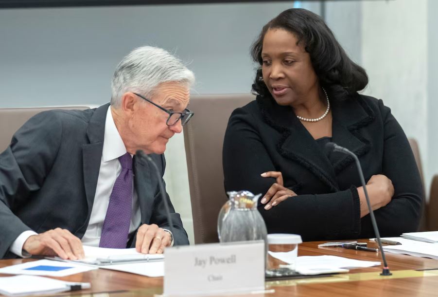 Lisa Cook ao lado do presidente do Fed, Jerome Powell