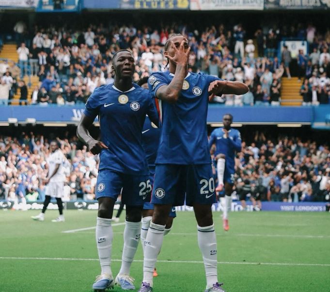João Pedro marca e Estêvão sai aplaudido de pé em triunfo do Chelsea sobre o Fulham