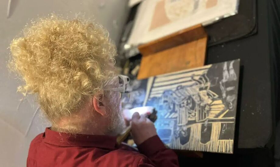 O artista plástico Daniel Freitas durante produção artística
