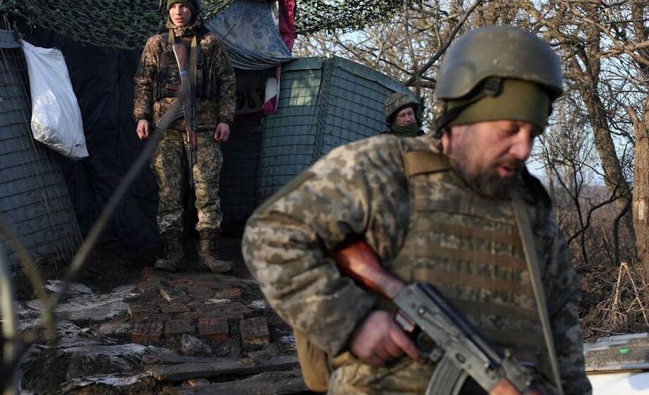 Militar ucraniano vigia fronteira em Sumy; ONU denuncia uso de tortura como estratégia russa na guerra.
