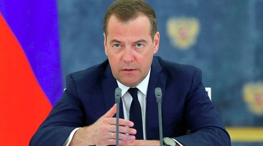 Medvedev volta a atacar líderes europeus e eleva o tom em meio à tensão diplomática com França e Alemanha.