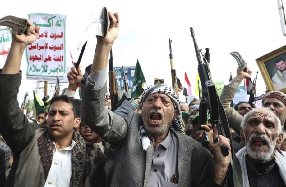 Rebeldes Houthis invadem escritórios da ONU em Sanaa e ampliam repressão contra agências humanitárias.