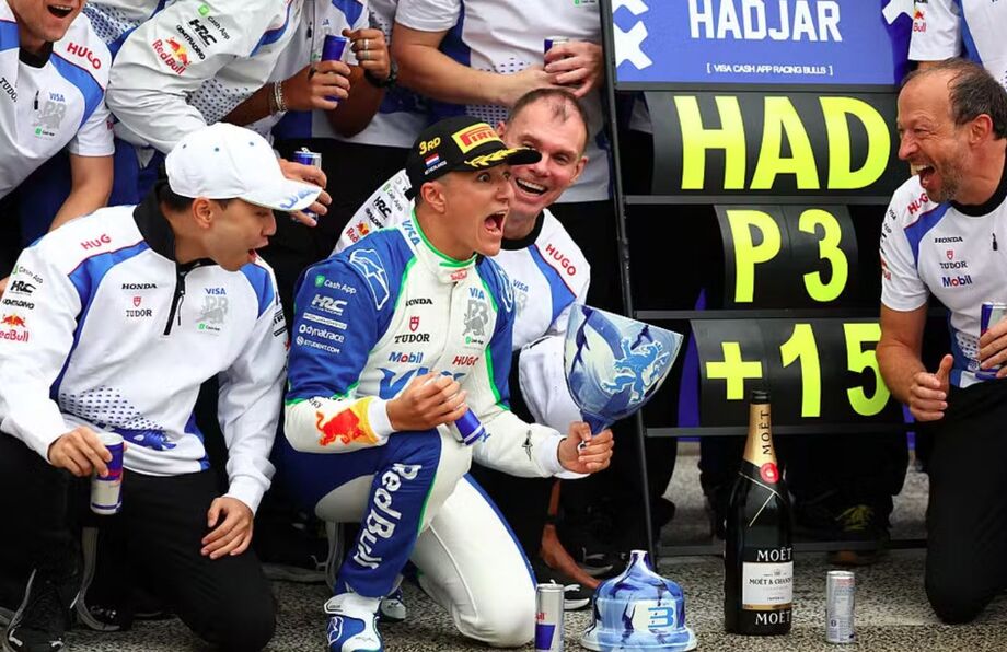 Isack Hadjar quebra troféu de terceiro lugar no GP da Holanda da F1 em 2025