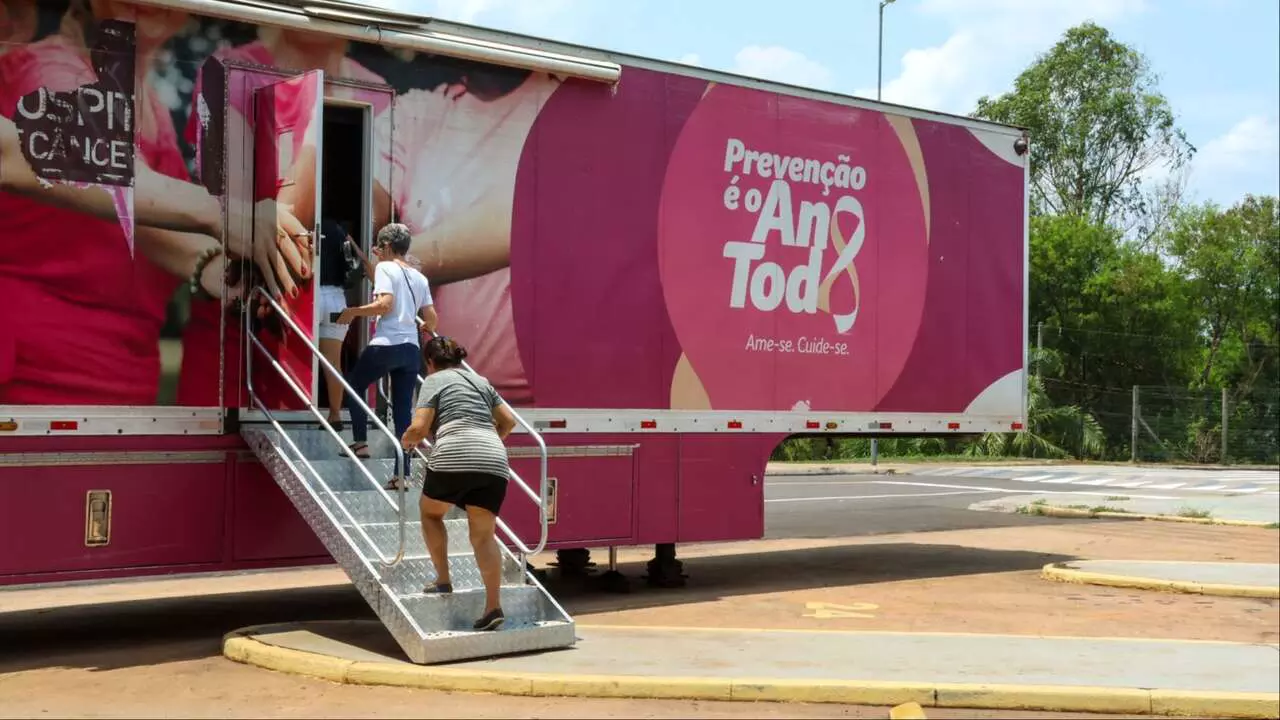 Carreta do Hospital de Amor oferece 180 mamografias gratuitas no Centro de Campo Grande entre 13 e 15 de agosto.