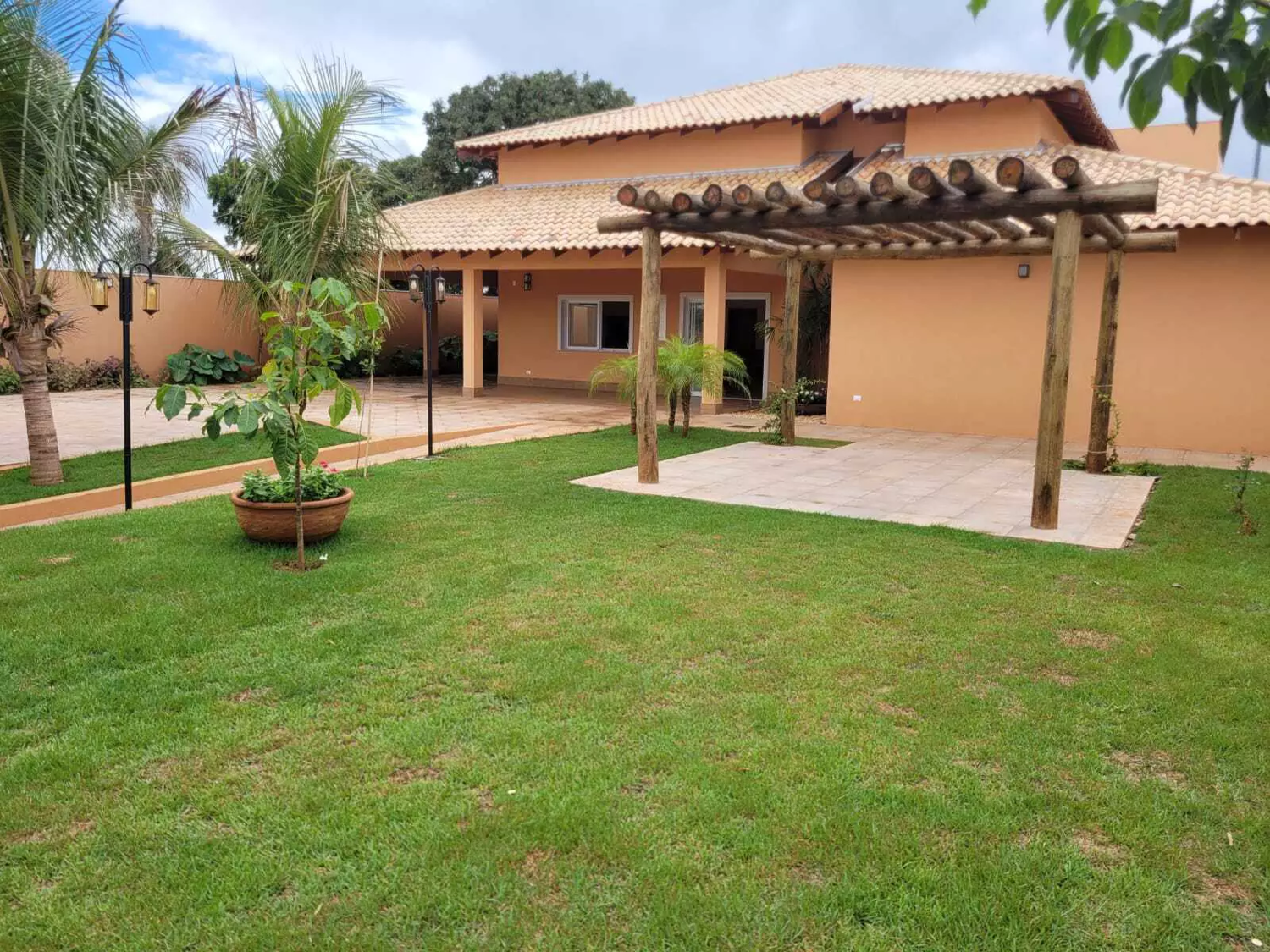 Área externa da Casa de Helena conta com jardim e pergolado, onde as crianças costumam brincar ou descansar ao sol