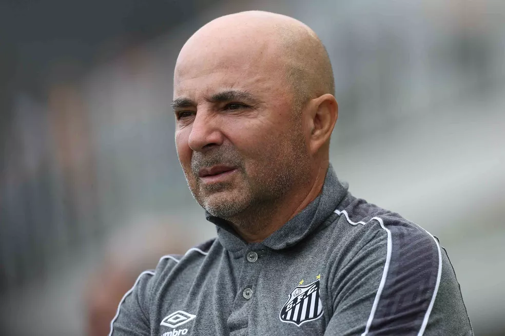 Santos avalia volta de Sampaoli em meio à crise e protestos no CT.