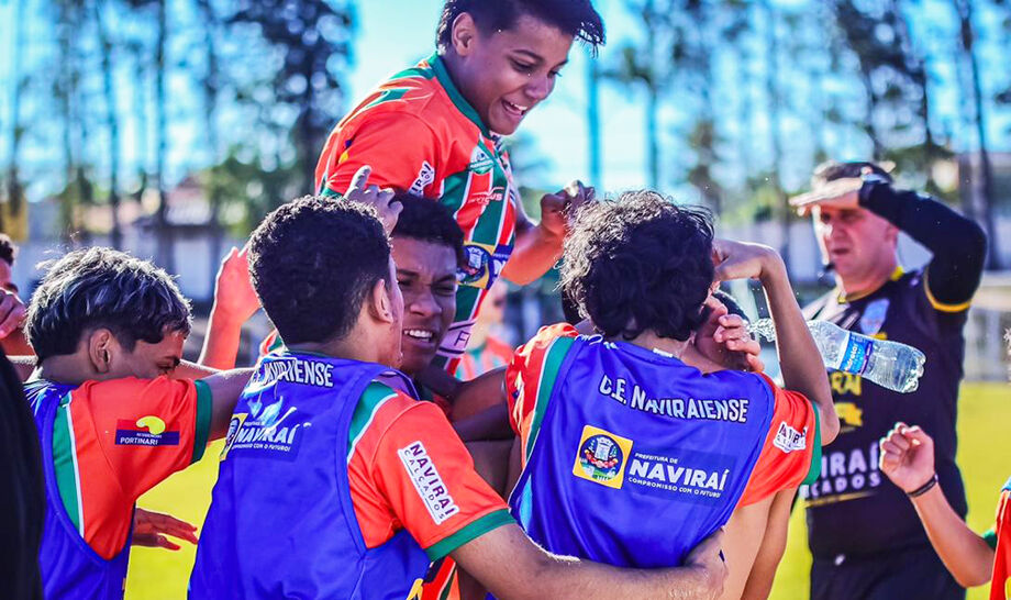 Jogadores do Naviraiense comemoram gol na vitória sobre o Náurico no Estádio Virotão