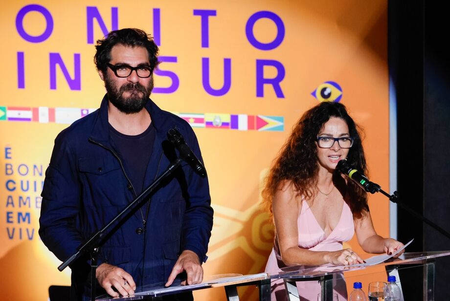Os atores Thiago Lacerda e Claudia Ohana apresentaram o evento