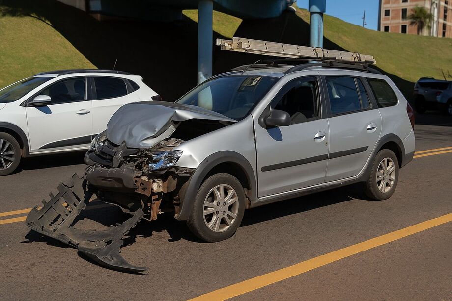 Dois carros colidem na avenida Ceará