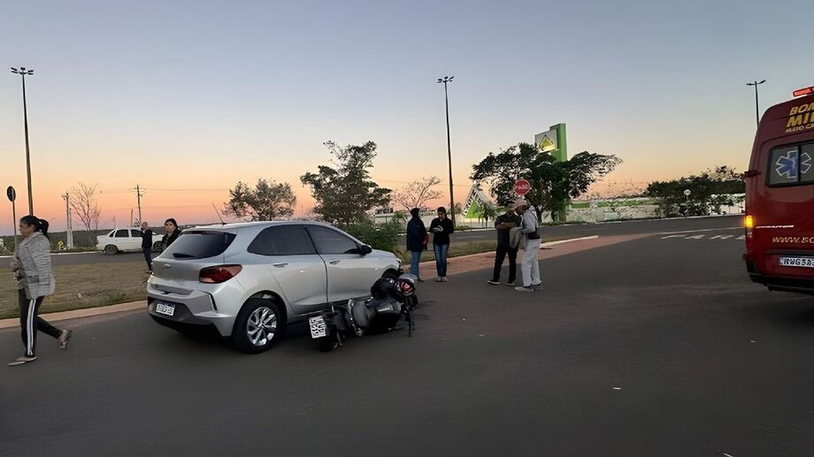 Motociclista ficou ferido após colisão com carro que fazia conversão à esquerda na avenida Coronel Antonino, em Campo Grande, na tarde de segunda-feira (11).