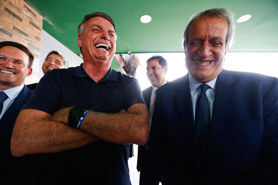 O ex-presidente Jair Bolsonaro, antes da decretação de sua prisão domiciliar, ao lado de Valdemar Costa Neto.