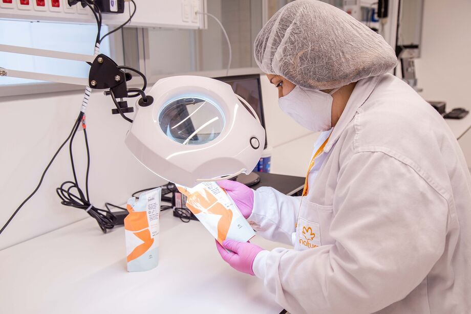 A proibição de testes em animais no Brasil não surge apenas de um movimento ético, mas de uma revolução científica que possibilitou alternativas mais precisas e seguras para garantir a qualidade dos produtos