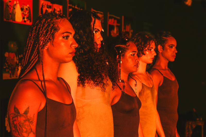 Performance Culto das Travestis rompe com convenções de palco e coloca corpos dissidentes no centro da cena cultural