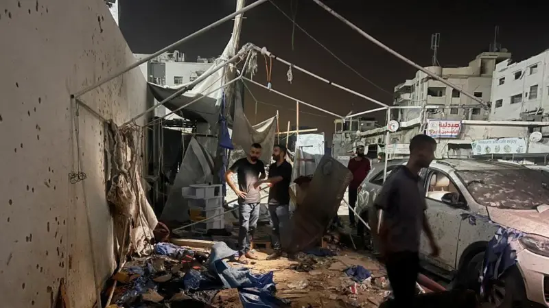 A equipe estava na tenda da Al Jazeera do lado de fora do Hospital Al-Shifa, na Cidade de Gaza, no momento do ataque aéreo