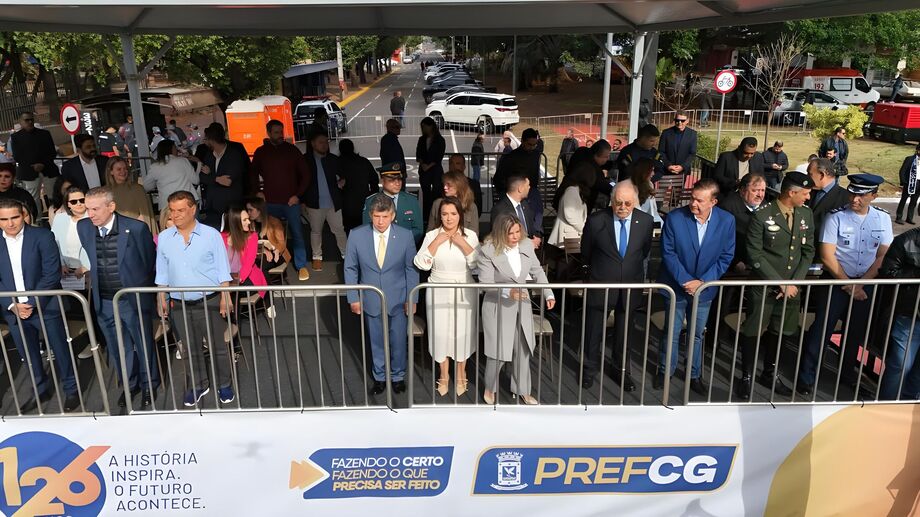 A prefeita Adriane Lopes, ao lado do marido, deputado Lídio Lopes, e de autoridades municipais, estaduais e militares, acompanhou o desfile em comemoração aos 126 anos de Campo Grande.