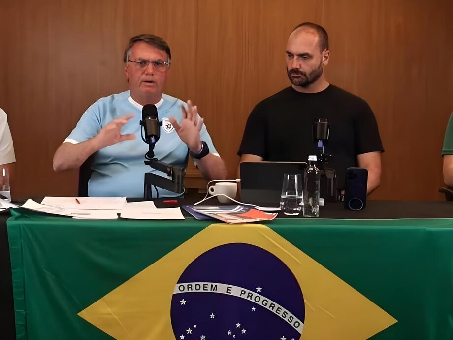 O ex-presidente Jair Bolsonaro e o seu filho 02, Eduardo Bolsonaro, foram indiciados pela Polícia Federal