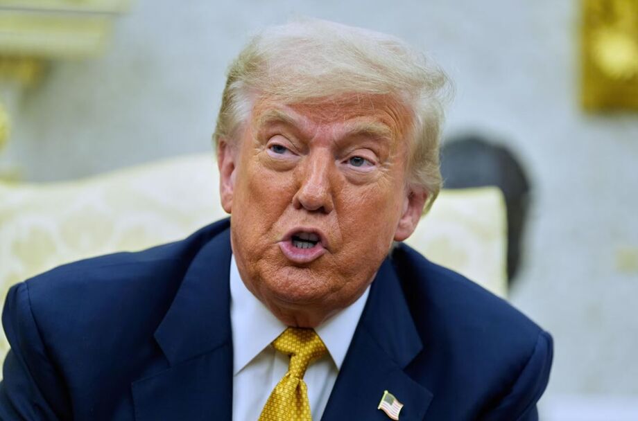 O presidente dos Estados Unidos, Donald Trump, participa de uma reunião no Salão Oval da Casa Branca