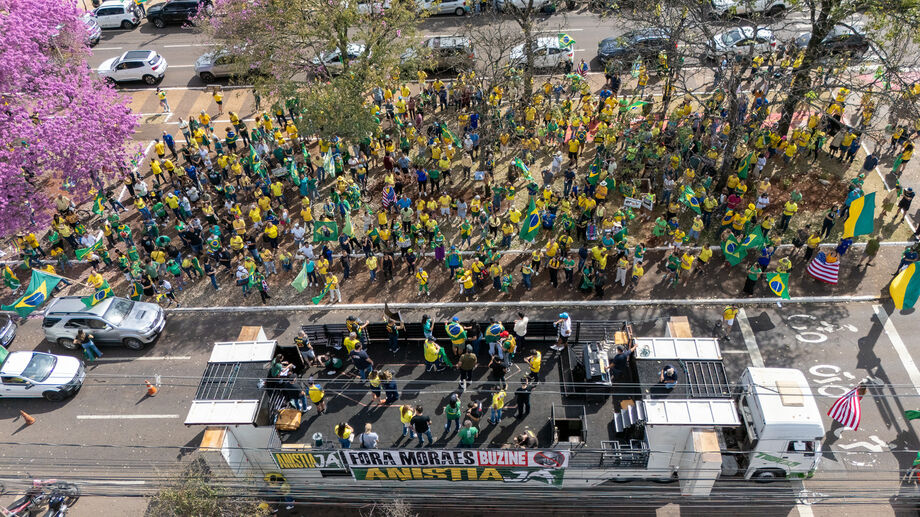 Apoiadores de Bolsonaro se reuniram em Campo Grande, em manifestação por liberdade de expressão e em apoio ao ex-presidente, que cumpre medidas cautelares.