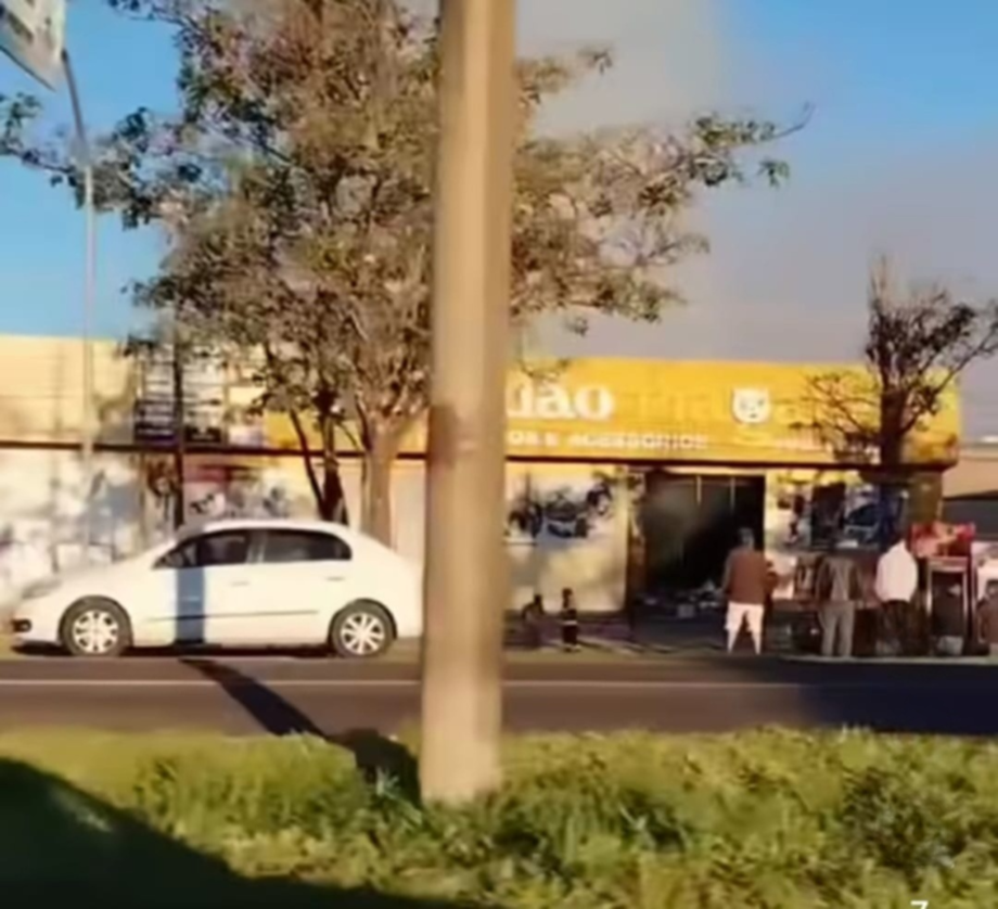 Incêndio destrói loja de calçados em Campo Grande e mobiliza quase todo o efetivo dos bombeiros.
