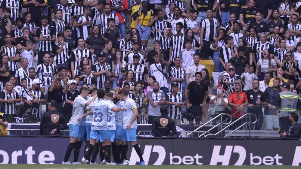 Grêmio reage no Brasileirão, vence Atlético-MG fora de casa e alivia pressão sobre Mano Menezes.