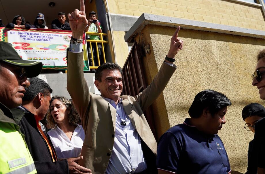 O candidato presidencial Rodrigo Paz acena após acompanhar sua filha Catalina para votar nas eleições presidenciais em La Paz, Bolívia, domingo, 17 de agosto de 2025.
