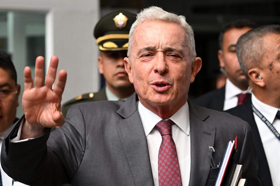 Imagem mostra o ex-presidente colombiano Álvaro Uribe durante uma coletiva de imprensa em Bogotá, em 10 de fevereiro. Justiça concluiu que Uribe possui relação com grupos paramilitares