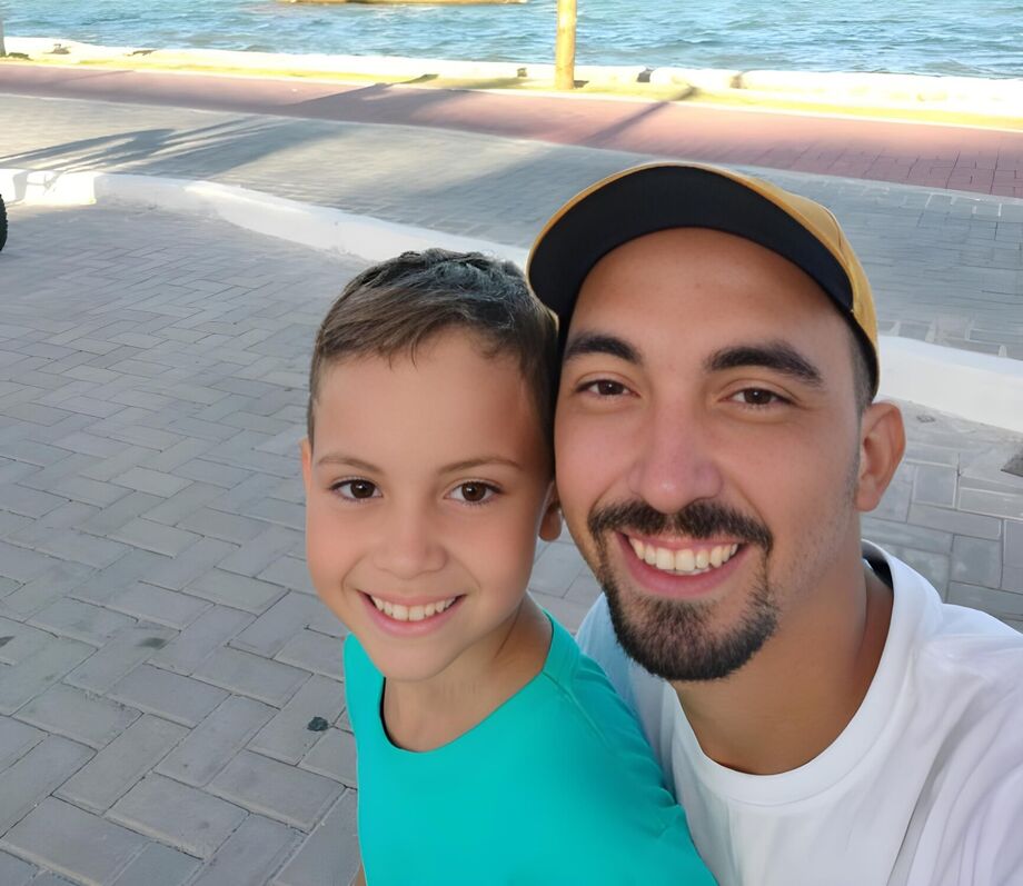 Pai e filho lado a lado, unidos por amor, cuidado e presença em cada momento da vida.