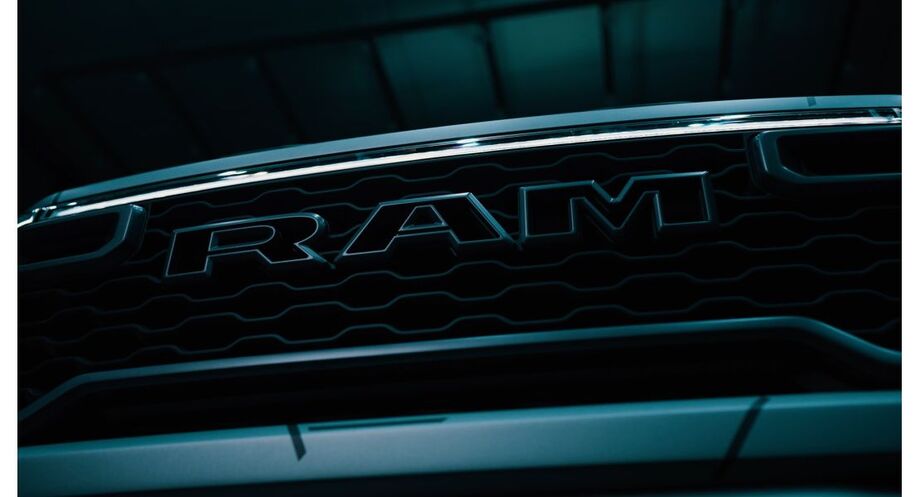 Grade frontal de modelo da Ram; marca prepara anúncio para 13 de agosto que deve impactar o mercado brasileiro de picapes.        Perguntar ao ChatGPT