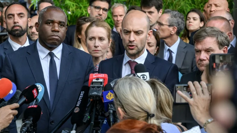 Alemanha, França e Reino Unido ativam snapback da ONU contra o Irã, aumentando a pressão diplomática sobre o país.