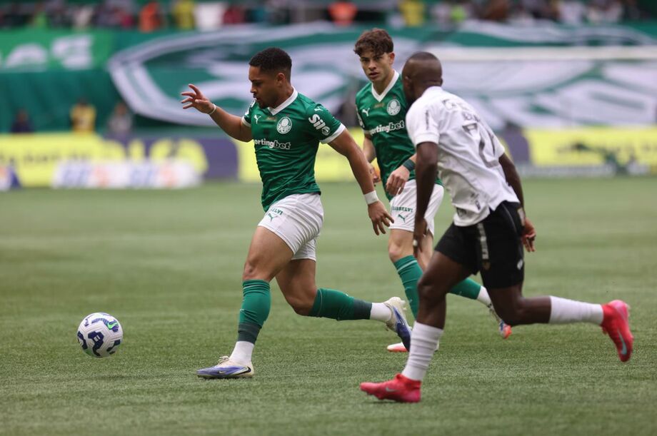 Vitor Roque foi novamente o melhor em campo pelo lado do Palmeiras. E, novamente, não concluiu os 90 minutos.