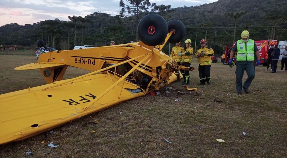 Avião de pequeno porte cai em Santa Catarina e deixa pelo menos uma pessoa morta.