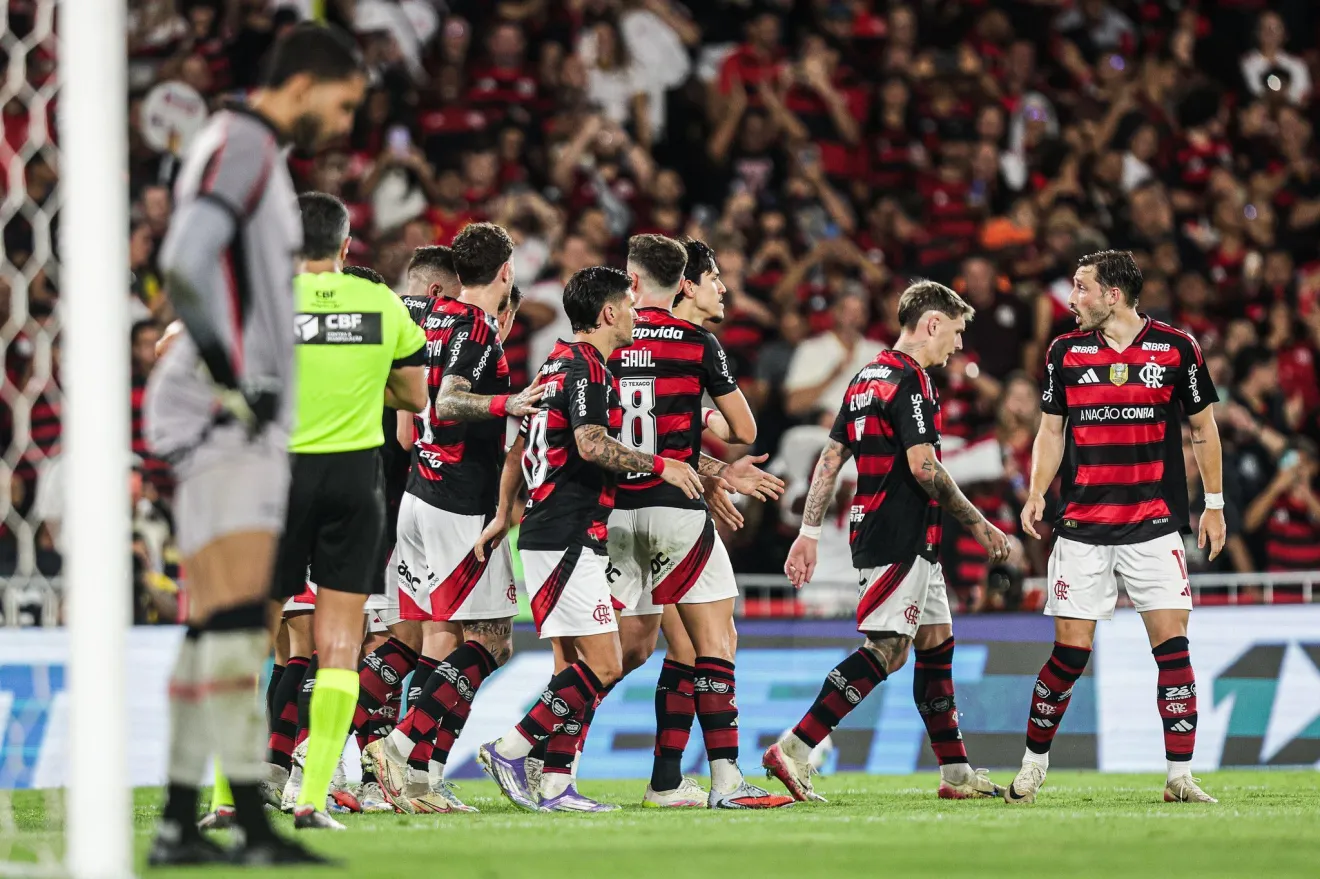 A comemoração dos jogadores do Flamengo na goleada por 8 a 0 sobre o Vitória