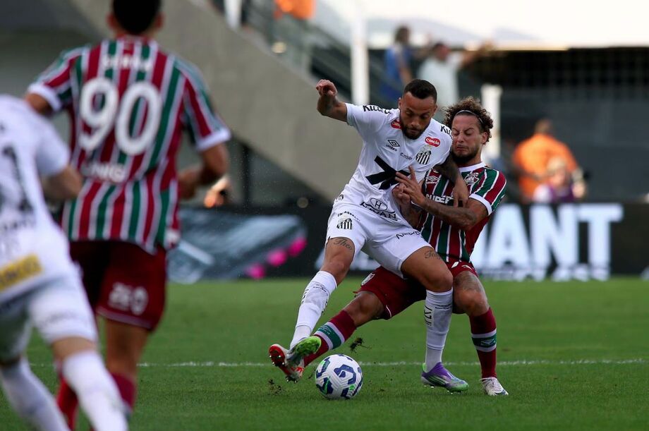 SP - BRASILEIRO A 2025, SANTOS X FLUMINENSE - ESPORTES - SP - SANTOS - 31/08/2025 - BRASILEIRO A 2025, SANTOS X FLUMINENSE - Guilherme jogador do Santos durante partida contra o Fluminense no estádio Vila Belmiro pelo campeonato Brasileiro A 2025. 31/08
